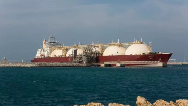 Petrobras acepta el pago y comienza la descarga de GNL en Argentina