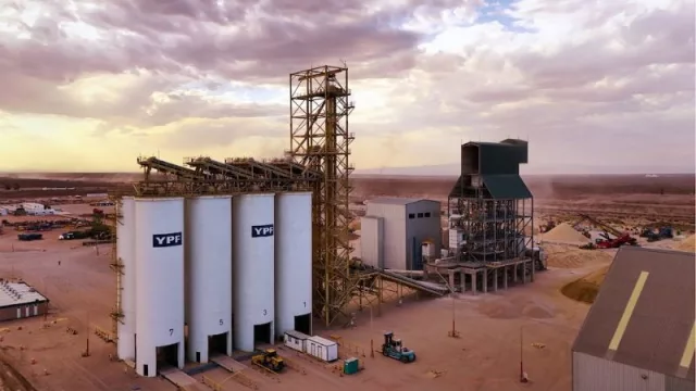 YPF marca un hito en Vaca Muerta al implementar fibra óptica descartable para monitorear fracturas