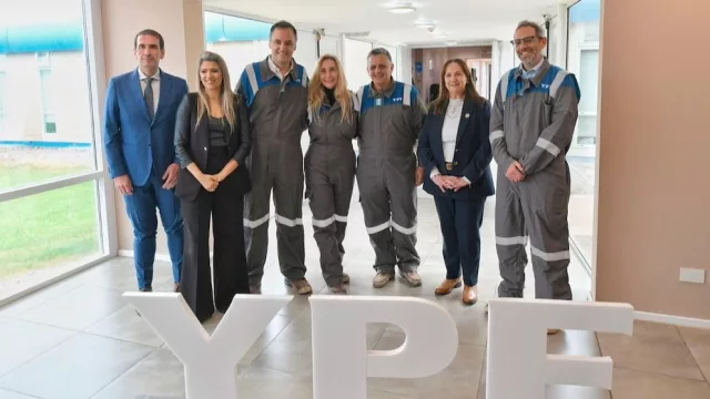 YPF recibe la Marca País y refuerza su posicionamiento global desde Vaca Muerta