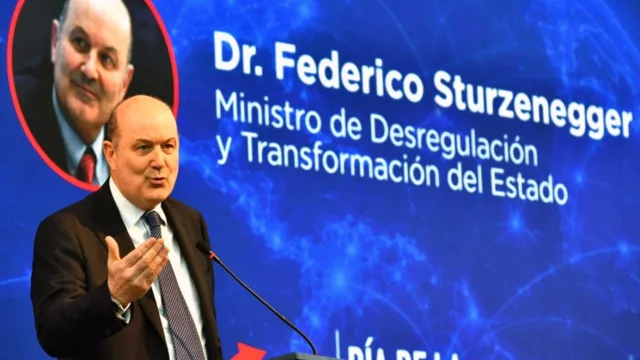 Sturzenegger planteó reducir el uso de camiones para transportar arena desde Entre Ríos a Vaca Muerta